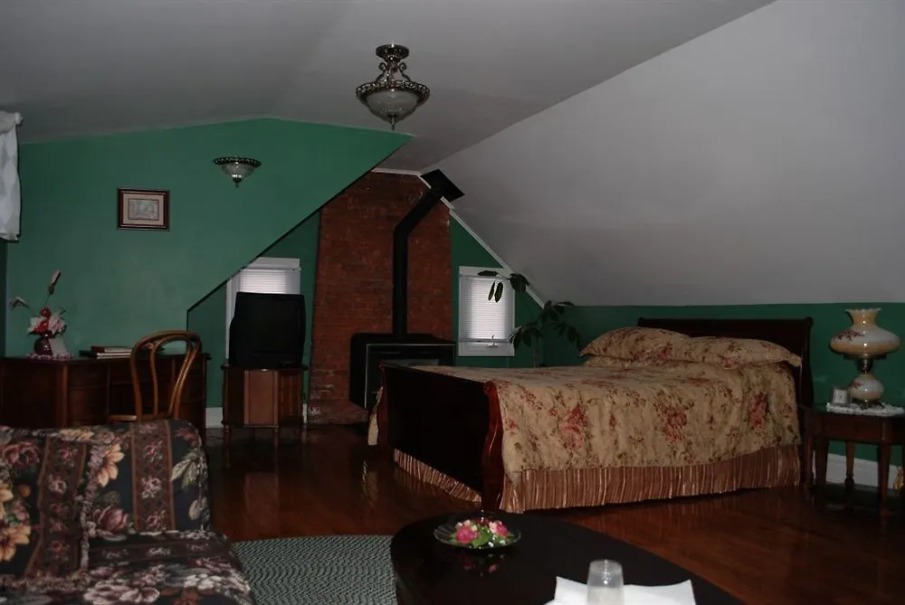 Chestnut Inn Niagara Falls Bed & Breakfast